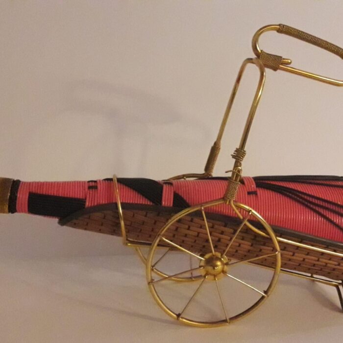 Bouteille scoubidou sur chariot en métal doré