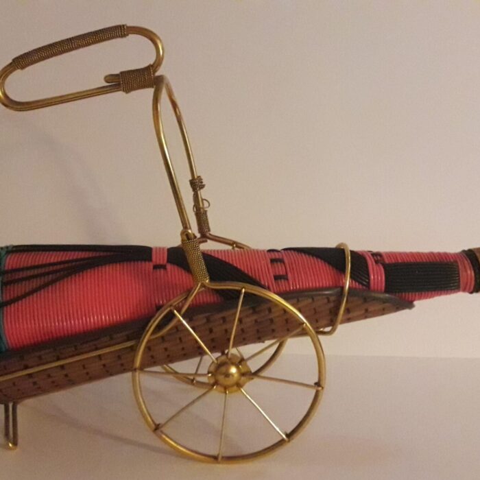 Bouteille scoubidou sur chariot en métal doré