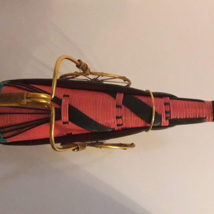 Bouteille scoubidou sur chariot en métal doré