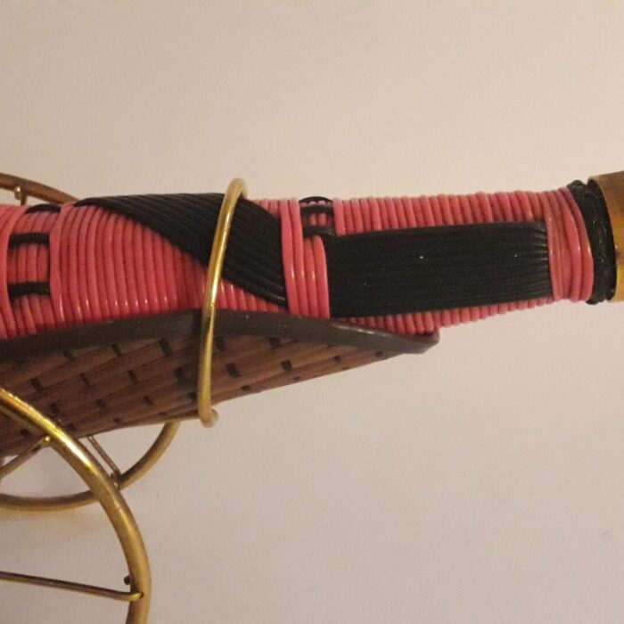 Bouteille scoubidou sur chariot en métal doré