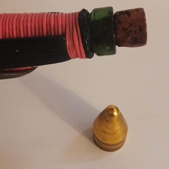 Bouteille scoubidou sur chariot en métal doré