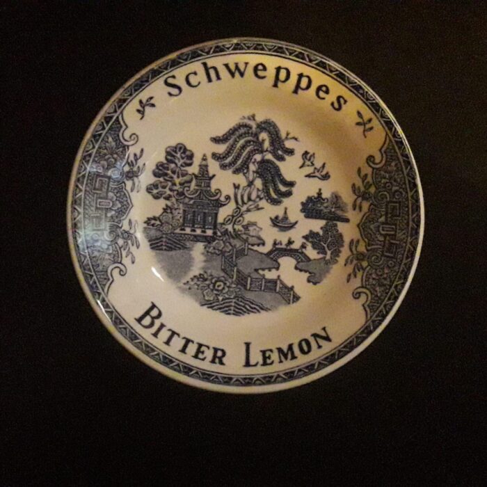 Coupelle, ramasse-monnaie publicitaire Scwheppes Bitter Lemon bleu