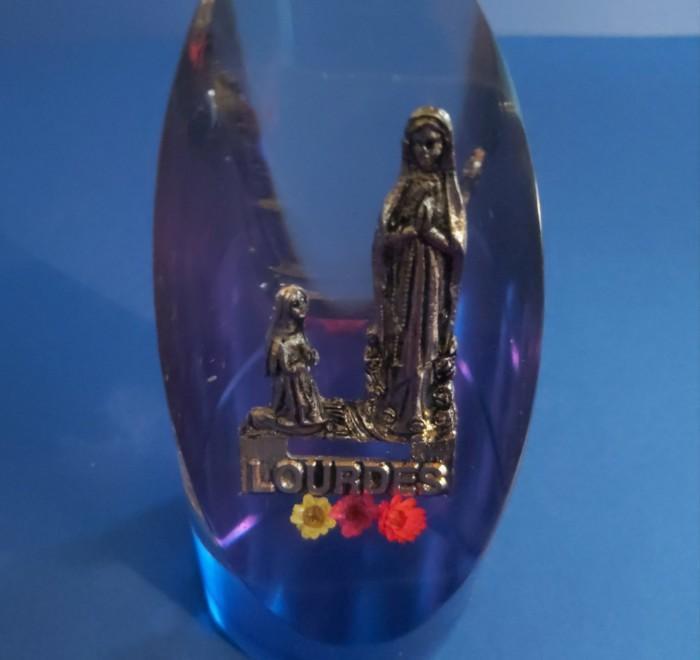 Inclusion sous résine sur le thème de Lourdes