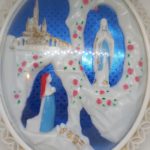 Cadre blanc souvenir de Lourdes en verre bombé