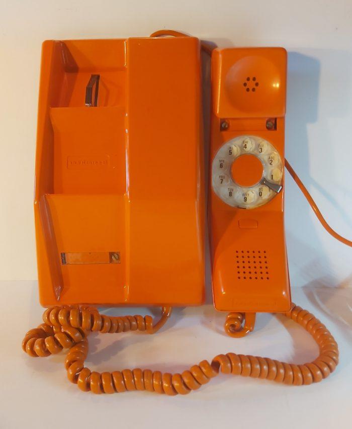 Téléphone à cadran orange des années 80′