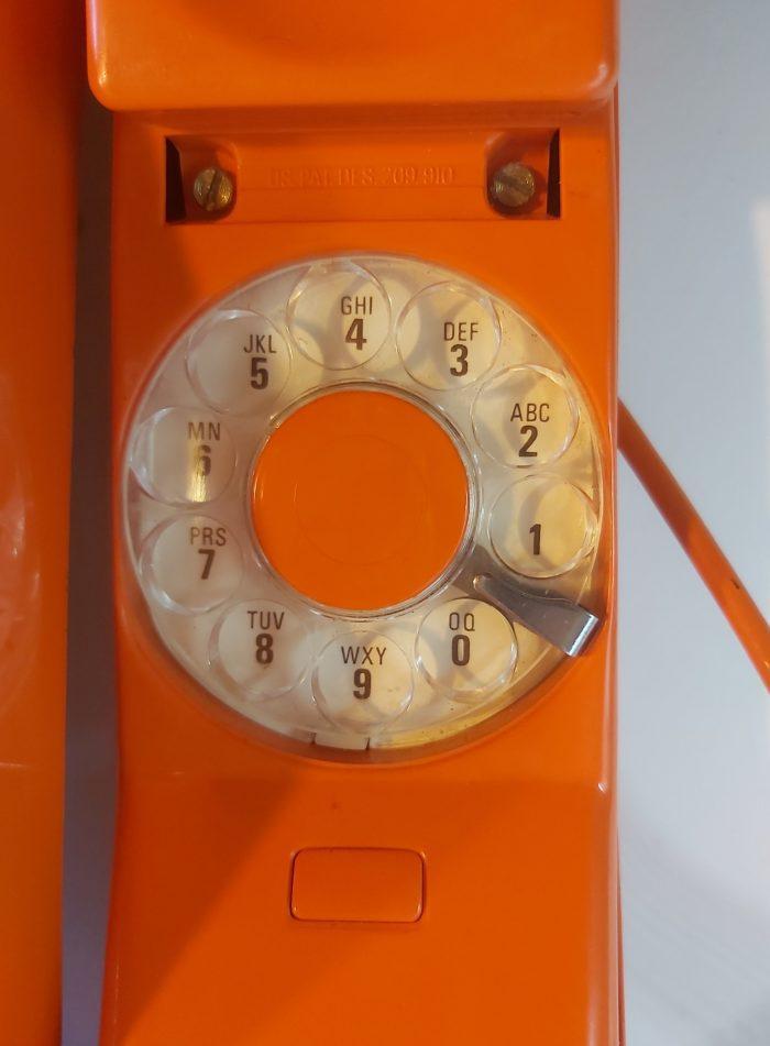 Téléphone à cadran orange des années 80′