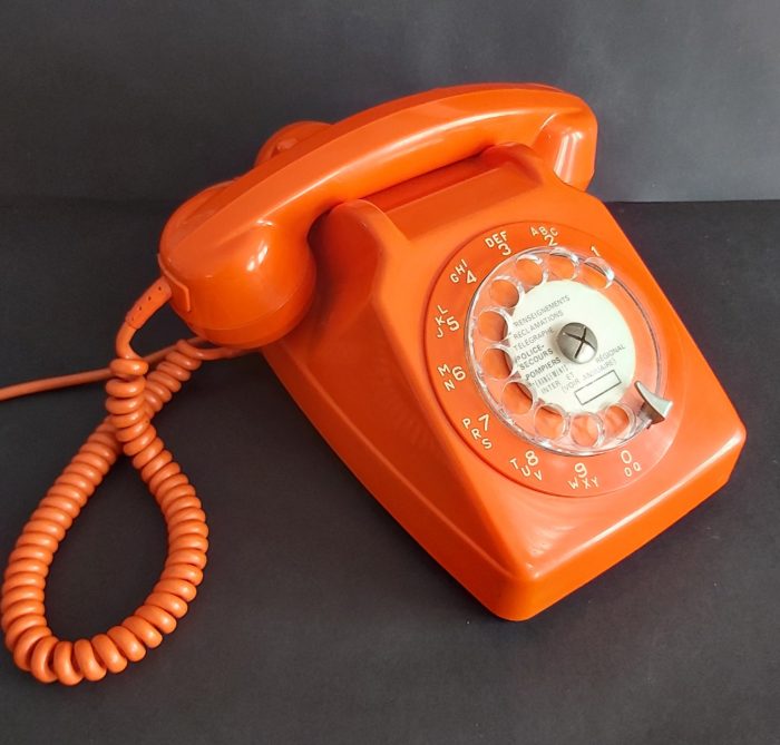 Téléphone orange à cadran – Socotel S63