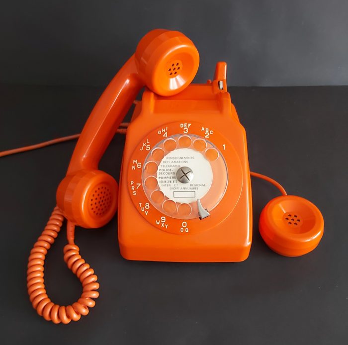 Téléphone orange à cadran – Socotel S63