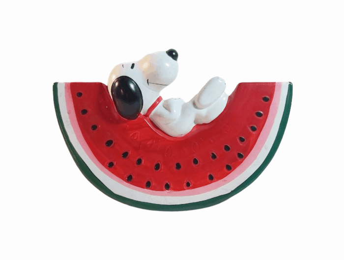 Snoopy  sur sa pastèque Tirelire