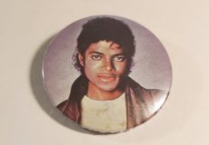 Badge Michael Jackson des années 80'.  Diamètre : 3,5 cm.  Bon état. (1670-B10).  Prix : 5 € hors frais de port.
